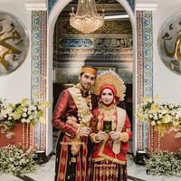 Berlokasi di Masjid Cut Meutia, Menteng, Jakarta Pusat, prosesi akad nikah Achmad Megantara dan Asri Faradila tampak didominasi warna merah. Berikut foto keduanya saat memegang buku nikah. Walaupun memiliki perbedaan usia 6 tahun, namun keduanya tetap terlihat serasi. Asri Faradila diketahui 6 tahun lebih muda, usianya sekitar 18 tahun. Foto: Instagram