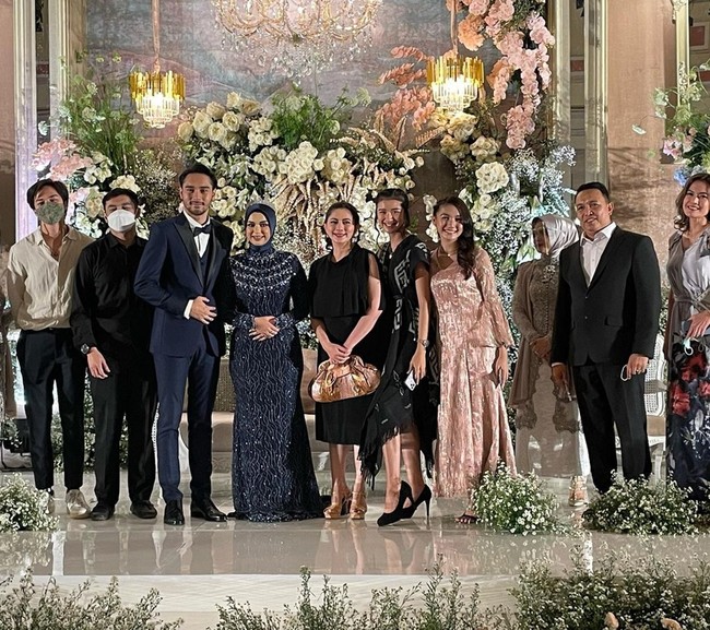 Momen saat Achmad Megantara dan Asri Faradila berfoto bersama para tamu undangan yang hadir. Para artis seperti Dinda Hauw, Rey Mbayang, Cut Keke dan Tissa Biani terlihat ikut berpose dalam foto. Foto: Instagram