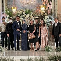 Momen saat Achmad Megantara dan Asri Faradila berfoto bersama para tamu undangan yang hadir. Para artis seperti Dinda Hauw, Rey Mbayang, Cut Keke dan Tissa Biani terlihat ikut berpose dalam foto. Foto: Instagram
