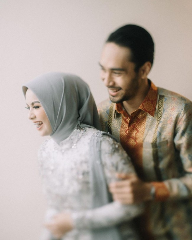 Sebelum menikah, Achmad Megantara telah melamar kekasihnya, Asri Faradila pada Desember 2021. Asri Faradila terlihat cantik mengenakan kebaya berwarna abu-abu, sedangkan Achmad Megantara tampil gagah dalam balutan kemeja batik. Keduanya sendiri sebelumnya tidak pernah mengekspos hubungannya ke publik. Foto: Instagram