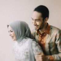 Sebelum menikah, Achmad Megantara telah melamar kekasihnya, Asri Faradila pada Desember 2021. Asri Faradila terlihat cantik mengenakan kebaya berwarna abu-abu, sedangkan Achmad Megantara tampil gagah dalam balutan kemeja batik. Keduanya sendiri sebelumnya tidak pernah mengekspos hubungannya ke publik. Foto: Instagram