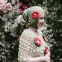 Setelah melangsungkan lamaran, keduanya pun menjalani proses siraman. Dengan mengenakan hijab dan kain berwarna hijau, penampilan Asri Faradila terlihat cantik. Penampilannya itu semakin dipermanis dengan hiasan bunga mawar merah di kepala dan baju siramannya. Foto: Instagram