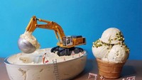 Berinovasi dengan peralatan makan dan peralatan pekerja bangunan, ada ide baru utuk mengambil es krim. Traktor khusus penyendok es krim ini dibuat seolah ada kolam es krim di tengah lapangan pekerja bangunan. Foto: Instagram/infotekniksipil