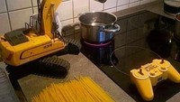 Begitu tergila-gila dengan peralatan bangunan seorang netizen punya cara unik memasak pasta. Tak pakai repot, untuk memasukkan pasta ke dalam panci dirinya hanya tinggal menjalankan eskavator mainannya. Foto: Instagram/infotekniksipil
