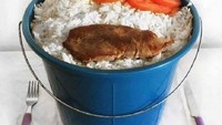 Menyusun meja makan seperti fine dining, ada peralatan makan tak biasa yang terlihat. Bukan dengan piring porselen mengkilap ulah netizen ini justru menyajikan makanan seember penuh. Foto: Instagram/infotekniksipil