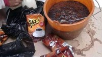 Bekerja bersama-sama membuat kekompakan para pekerja bangunan begitu terbentuk. Agar bisa menikmati kopi bersama-sama, pria ini menyeduh kopi dalam ember dan diisinya secara penuh. Foto: Instagram/infotekniksipil