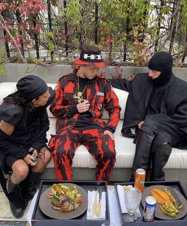 Inilah gaya busana kontroversial Arnold Putra di Paris Fashion Week baru-baru ini. Netizen mengkritik bajunya yang mirip seragam Pemuda Pancasila. Arnold Putra, desainer fashion Indonesia, memakai seragam Pemuda Pancasila di Paris Fashion Week 2022. Pemuda Pancasila adalah organisasi semimiliter sayap kanan-jauh yang terlibat di genosida 1965-66. Sebelumnya, Arnold pernah dikritik karena membuat tas dari tulang belakang manusia, tulis akun Twitter @sandhatu mengkritik penampilan Arnold. (Foto: Twitter)