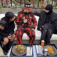 Inilah gaya busana kontroversial Arnold Putra di Paris Fashion Week baru-baru ini. Netizen mengkritik bajunya yang mirip seragam Pemuda Pancasila. Arnold Putra, desainer fashion Indonesia, memakai seragam Pemuda Pancasila di Paris Fashion Week 2022. Pemuda Pancasila adalah organisasi semimiliter sayap kanan-jauh yang terlibat di genosida 1965-66. Sebelumnya, Arnold pernah dikritik karena membuat tas dari tulang belakang manusia, tulis akun Twitter @sandhatu mengkritik penampilan Arnold. (Foto: Twitter)