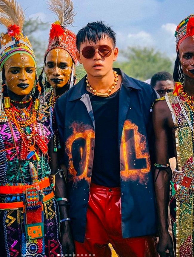 Arnold Putra punya hobi traveling ke tempat-tempat eksotis dan bertemu warga suku pedalaman. Gayanya pun tetap maksimal dengan barang-barang branded dan aksesori mahal. Ia pernah dituduh memberikan arloji mewah KW-an sebagai imbalan barang-barang artefak. (Foto: Instagram/@arnoldputra)