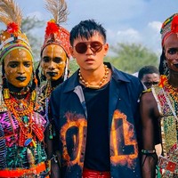 Arnold Putra punya hobi traveling ke tempat-tempat eksotis dan bertemu warga suku pedalaman. Gayanya pun tetap maksimal dengan barang-barang branded dan aksesori mahal. Ia pernah dituduh memberikan arloji mewah KW-an sebagai imbalan barang-barang artefak. (Foto: Instagram/@arnoldputra)