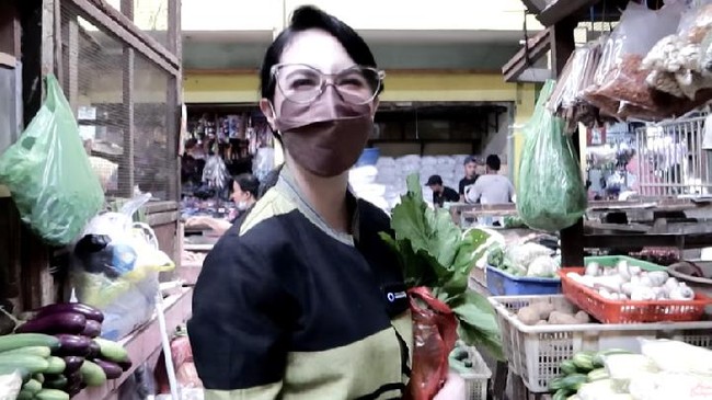 Arumi Bachsin baru-baru ini mengunggah video YouTube momen dirinya belanja ke pasar tradisional di dekat rumahnya. Arumi saat ini menjabat sebagai ibu wakil gubernur Jawa Timur. Arumi mengaku ke pasar untuk mencari lidah sapi yang akan dimasaknya karena itu adalah santapan favorit sang suami, Emil Dardak. Saat berbelanja ke pasar, Arumi tampil casual dengan outer bergaris hitam dan hijau. Foto: Dok. YouTube Arumi Bachsin