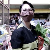 Arumi Bachsin baru-baru ini mengunggah video YouTube momen dirinya belanja ke pasar tradisional di dekat rumahnya. Arumi saat ini menjabat sebagai ibu wakil gubernur Jawa Timur. Arumi mengaku ke pasar untuk mencari lidah sapi yang akan dimasaknya karena itu adalah santapan favorit sang suami, Emil Dardak. Saat berbelanja ke pasar, Arumi tampil casual dengan outer bergaris hitam dan hijau. Foto: Dok. YouTube Arumi Bachsin