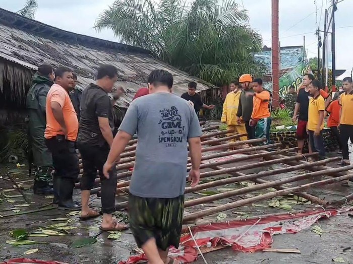 Atap Resto Resto Telaga Rindu Karanganyar ambruk, Selassa (25/1/2022).