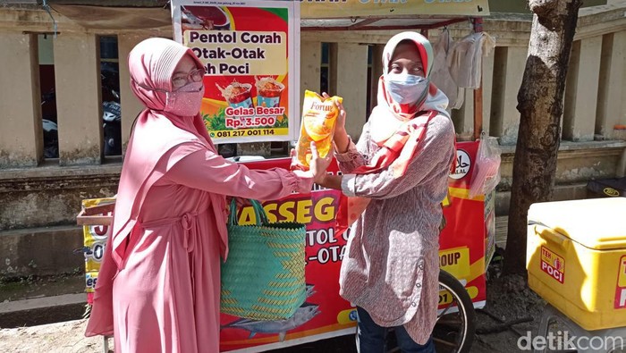 bagi-bagi minyak goreng gratis