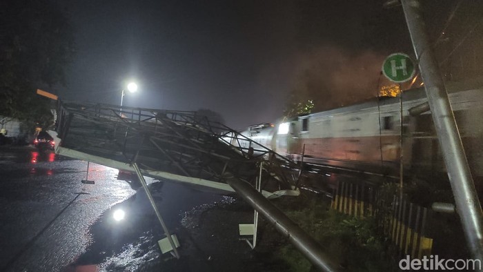 baliho ambruk di sidoarjo