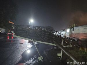 Hujan Disertai Angin Kencang Robohkan Baliho Besar di Sidoarjo