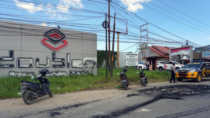 Bentrokan Maut di Sorong Anggota Kepolisian berjaga di tempat hiburan malam Double O usai bentrokan di Kota Sorong, Papua Barat, Selasa dini hari (25/1/2022). Bentrok antara dua kelompok masyarakat itu mengakibatkan tempat hiburan malam Double O dibakar massa, sebanyak 18 orang tewas serta 31 pekerja mengungsi. ANTARA FOTO/Olha Mulalinda/rwa.