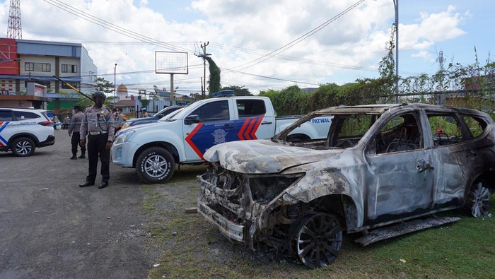 Bentrokan Maut di Sorong Anggota Kepolisian berjaga di tempat hiburan malam Double O usai bentrokan di Kota Sorong, Papua Barat, Selasa dini hari (25/1/2022). Bentrok antara dua kelompok masyarakat itu mengakibatkan tempat hiburan malam Double O dibakar massa, sebanyak 18 orang tewas serta 31 pekerja mengungsi. ANTARA FOTO/Olha Mulalinda/rwa.