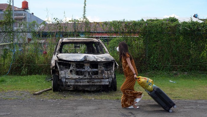 Anggota Kepolisian berjaga di tempat hiburan malam Double O usai bentrokan di Kota Sorong, Papua Barat, Selasa dini hari (25/1/2022). Bentrok antara dua kelompok masyarakat itu mengakibatkan tempat hiburan malam Double O dibakar massa, sebanyak 18 orang tewas serta 31 pekerja mengungsi. ANTARA FOTO/Olha Mulalinda/rwa.