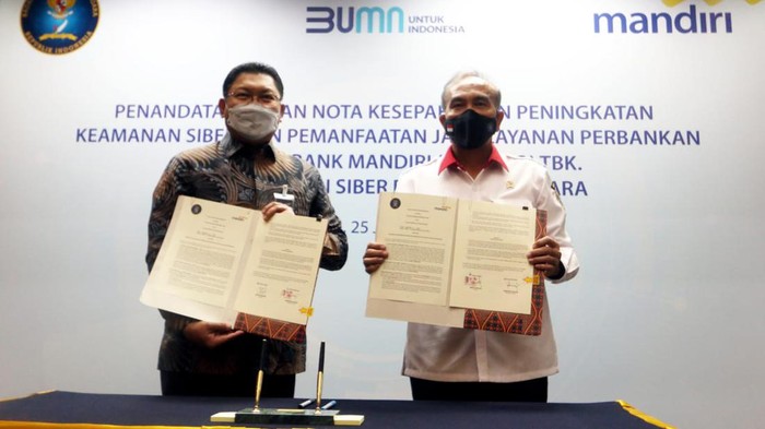 BSSN Gandeng Mandiri Kerjasama BSSN dan Mandiri - (kika) Direktur Hubungan Kelembagaan Bank Mandiri Rohan Hafas, Kepala Badan Siber dan Sandi Negara (BSSN) Letnan Jendral TNI (Purn.) Hinsa Siburian dan Dirut Bank Mandiri Darmawan Junaidi saat menandatangani MoU kerjasama di Jakarta, Selasa (25/1).