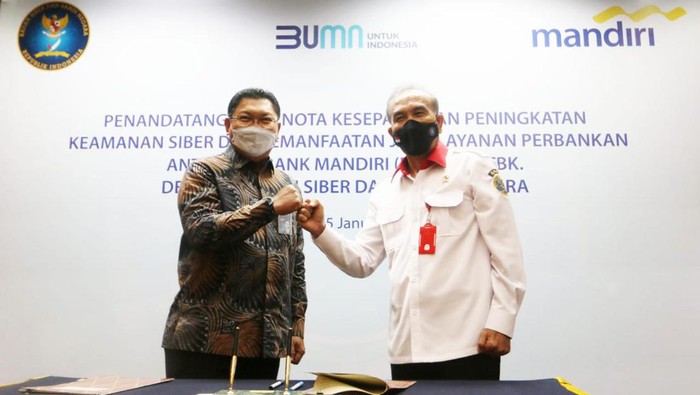 Kerjasama BSSN dan Mandiri - (kika) Direktur Hubungan Kelembagaan Bank Mandiri Rohan Hafas, Kepala Badan Siber dan Sandi Negara (BSSN) Letnan Jendral TNI (Purn.) Hinsa Siburian dan Dirut Bank Mandiri Darmawan Junaidi saat menandatangani MoU kerjasama di Jakarta, Selasa (25/1).