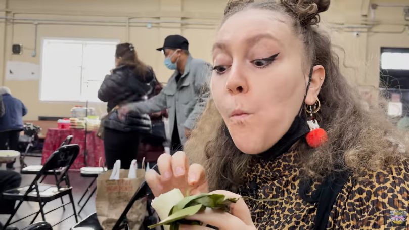 Bule Pergi ke Bazar Makanan Indonesia di Amerika. Ia Mencicipi Nasi Padang hingga Getuk.