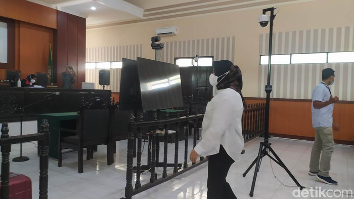 Bupati Koltim Andy Merya hadiri sidang perdana kasus suap.