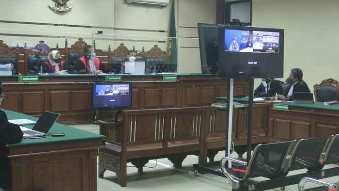Bupati Probolinggo nonaktif Puput Tantriana Sari-Hasan Hasanuddin, anggota DPR RI