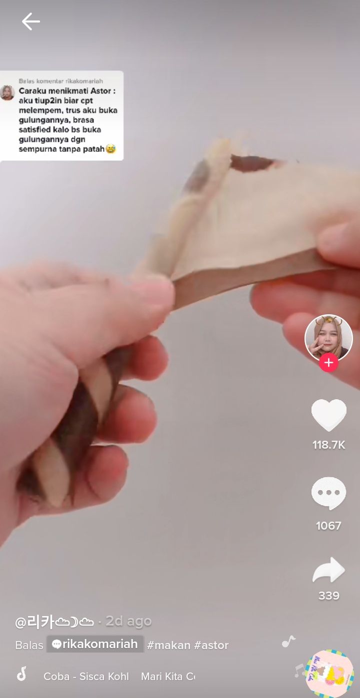 Viral! Cara Baru Netizen Makan Wafer Roll