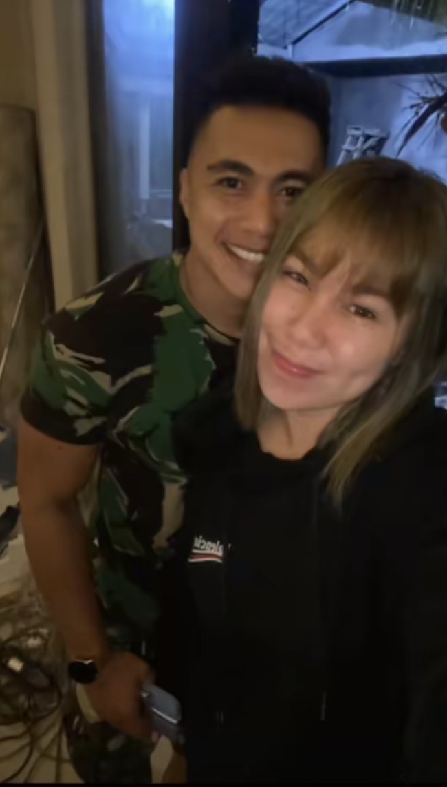 Warganet ada yang mengucapkan Claudya akan menjadi calon ibu persit dan ada juga yang merasa patah hati karena Aprilio sudah mempunyai tunangan. Otw jadi ibu persit nih kakak, ucap akun @seseorang. Patah hati terbesar ini namanya, ujar akun @cckiteng. Patah hati adek bang, timpal akun @ersaeb. Foto: Dok. TikTok @c.cvanrhyn.