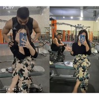 Tak hanya aktif di Instagram, wanita 30 tahun itu juga menunggah momen bersama Aprilio Manganang di TikTok. Seperti dalam foto ini, Claudya kompak ngegym bersama sang calon suami. Claudya terlihat berfoto selfie di cermin dengan Aprilio. Foto: Dok. TikTok @c.cvanrhyn.