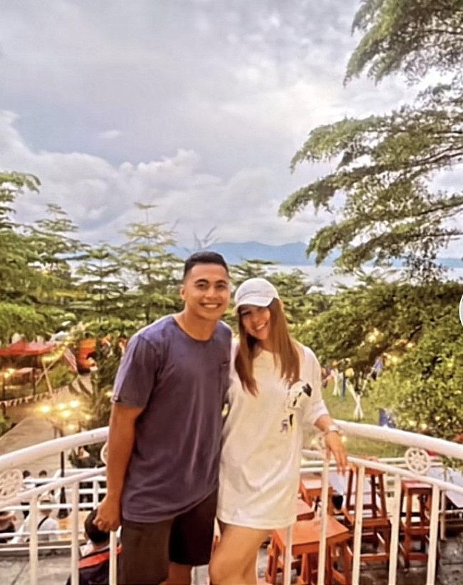 Keduanya pun tampak bahagia ketika sedang berdua. Seperti dalam momen ini Aprilio dan Claudya tersenyum bahagia saat berfoto di restoran yang Instagramable.  Foto: Dok. TikTok @c.cvanrhyn.