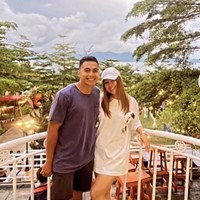 Keduanya pun tampak bahagia ketika sedang berdua. Seperti dalam momen ini Aprilio dan Claudya tersenyum bahagia saat berfoto di restoran yang Instagramable.  Foto: Dok. TikTok @c.cvanrhyn.