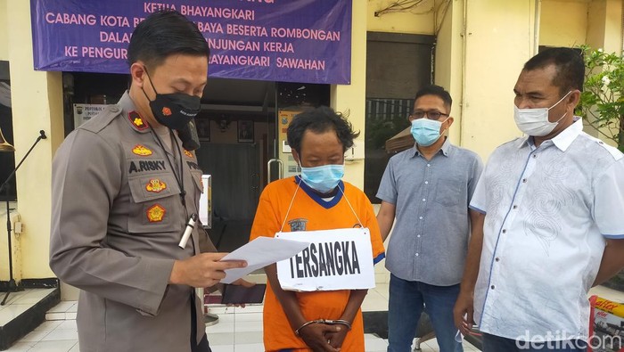 Seorang pencuri motor di Surabaya tertangkap. Sebelum tertangkap, ia dibuat repot oleh motor curian yang mogok.