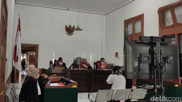 Curhatan Erlina Sari (37) di media sosial tentang mantan suami kembali ke pelukan istri lamanya berujung di meja hijau.