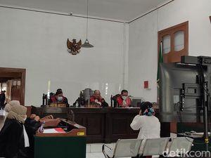 Cerita Perempuan Bandung Diadili Gegara Curhat di Medsos