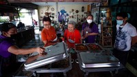 Pelanggan melihat hidangan yang dibuat dengan daging buaya di restoran.