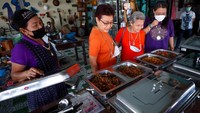 Pelanggan memilih hidangan menu daging buaya.