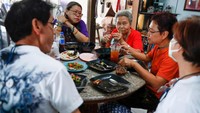 Pelanggan makan hidangan daging buaya di restoran. Meski harga daging buaya naik karena permintaan yang tinggi, harganya masih jauh lebih murah daripada daging babi.