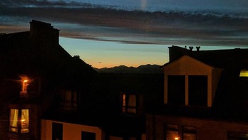 Menangkap pantulan cahaya di jendela, terlihat seperti melayang di langit! Foto: Brightside