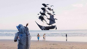 Bukan kapal bajak laut, tapi ini layang-layang. Foto: Brightside