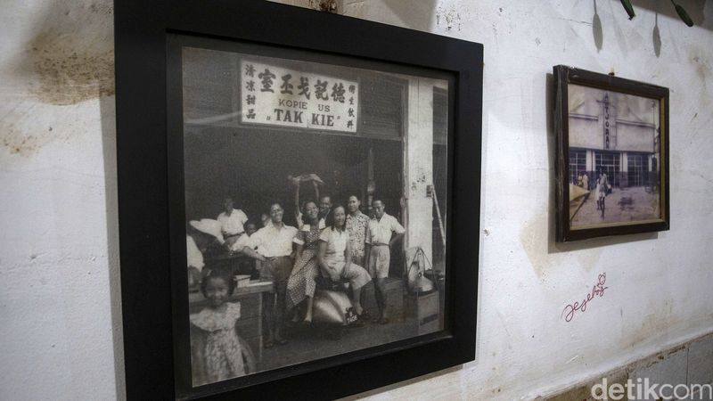 Warga beraktivitas di Gang Gloria, Glodok, Jakarta, Selasa (25/1/2022). Di gang sempit ini terdapat ragam jajanan kuliner khas tiongkok lho.