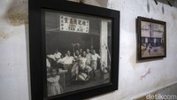Foto-foto lama suasana Gang Gloria tampak menghiasi pertokoan di gang sempit tersebut.