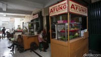Di kawasan ini, para pedagang kecil menjajakan siomai babi, nasi campur, buah-buahan, juga kopi dan mi instan.
