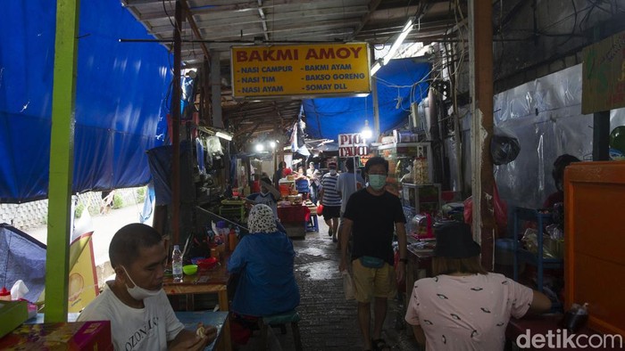 Gang Gloria, Surga Kuliner Khas Tiongkok di Glodok Warga beraktivitas di Gang Gloria, Glodok, Jakarta, Selasa (25/1/2022). Di gang sempit ini terdapat ragam jajanan kuliner khas tiongkok lho.