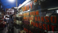 Gang Gloria menjadi salah satu pusat jajanan di kawasan Pancoran-Glodok sejak 1970-an.