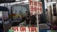 Kawasan tersebut kerap tergenang saat hujan deras. Meski begitu para pedagang tetap setia menunggu pelanggan.