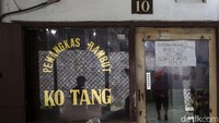 Tak hanya soal kuliner, di gang ini juga terdapat Pangkas Rambut Ko Tang, yang pernah didatangi Joko Widodo, Basuki Tjahaja Purnama alias Ahok, dan Sandiaga Uno.
