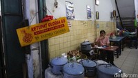 Selain pedagang kaki lima (PKL) di gang ini juga terdapat tempat makan legendaris seperti Kopi Es Tak Kie, Ketupat Gloria 65 dan Soto Betawi Afung.