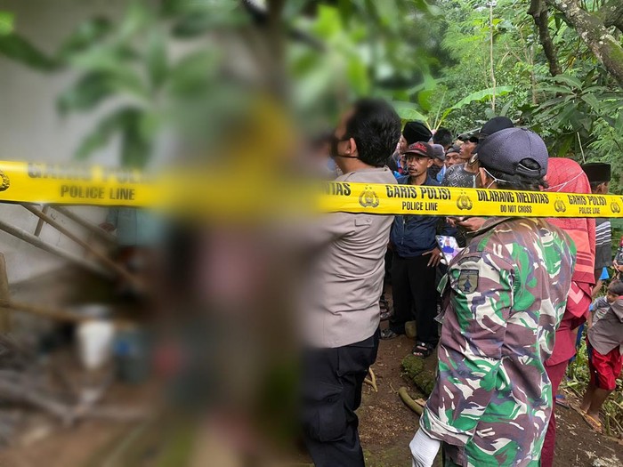Seorang ibu di Kabupaten Probolinggo tewas gantung diri. Ia nekat mengakhiri hidup diduga karena depresi setelah dua anaknya meninggal.